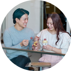 カップルでKadoCafeを楽しんでいる様子