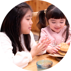 姉妹がサクラタウンで食事をしている様子