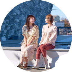 水盤で女性二人が談笑している様子