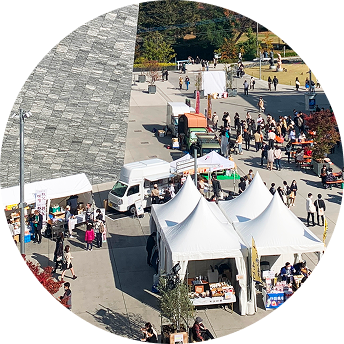 サクラタウンで屋外イベントを行っている様子