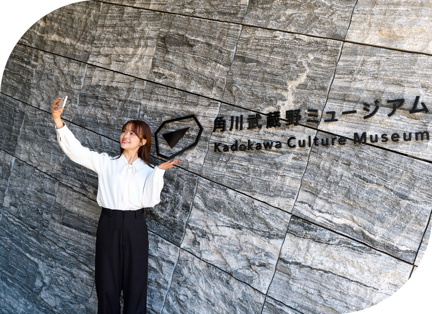 角川武蔵野ミュージアムで自撮りをする女性