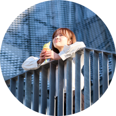 サクラタウンで女性がアイスを食べている様子